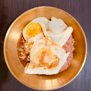 餐肉煎蛋麵